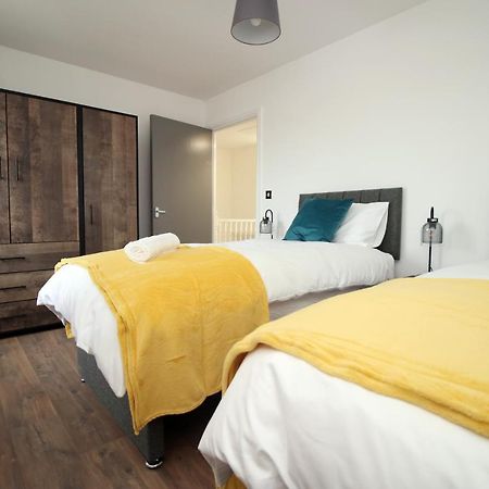 Delft - Spacious Home, High Speed Wi-Fi, Free Parking, Terrace Swindon Buitenkant foto