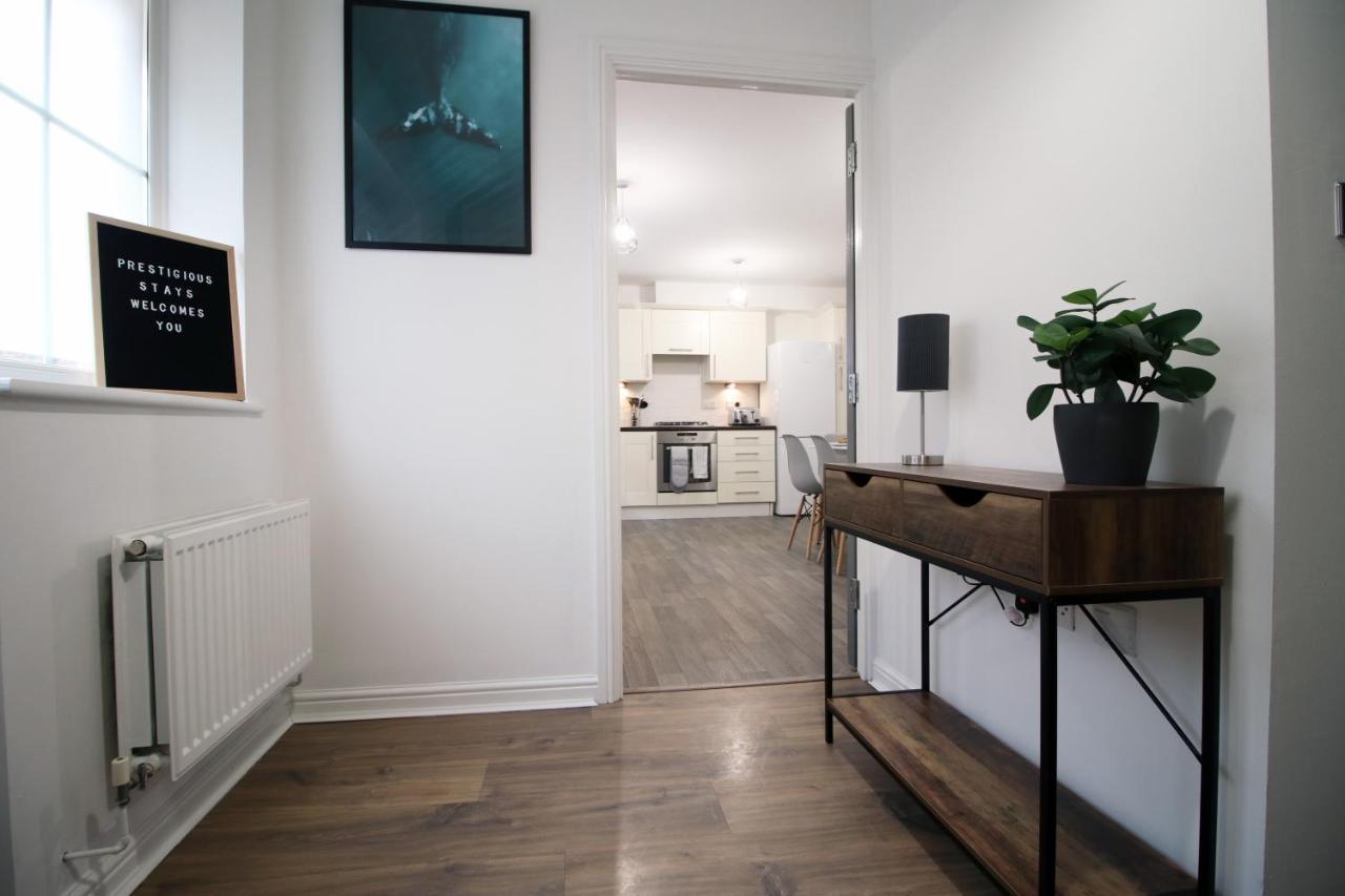 Delft - Spacious Home, High Speed Wi-Fi, Free Parking, Terrace Swindon Buitenkant foto