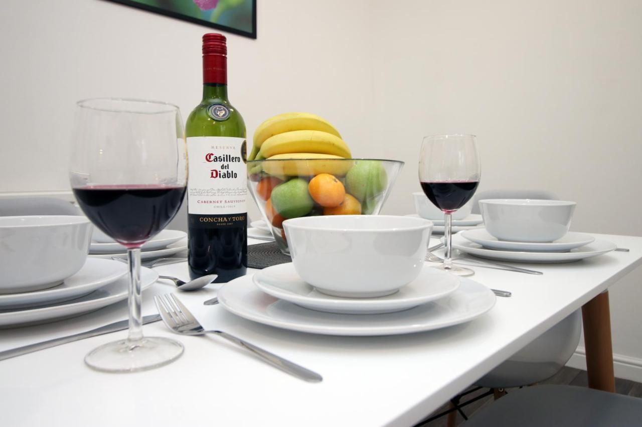 Delft - Spacious Home, High Speed Wi-Fi, Free Parking, Terrace Swindon Buitenkant foto