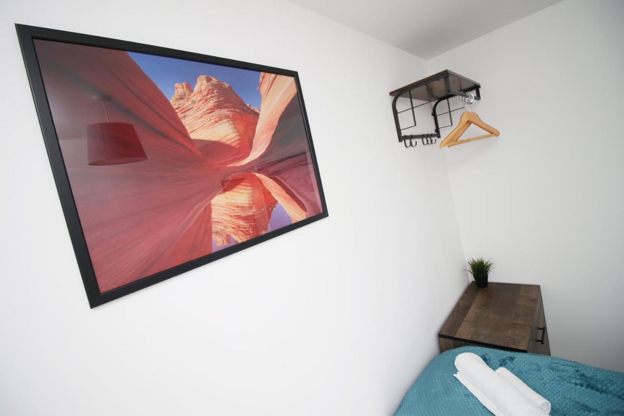 Delft - Spacious Home, High Speed Wi-Fi, Free Parking, Terrace Swindon Buitenkant foto