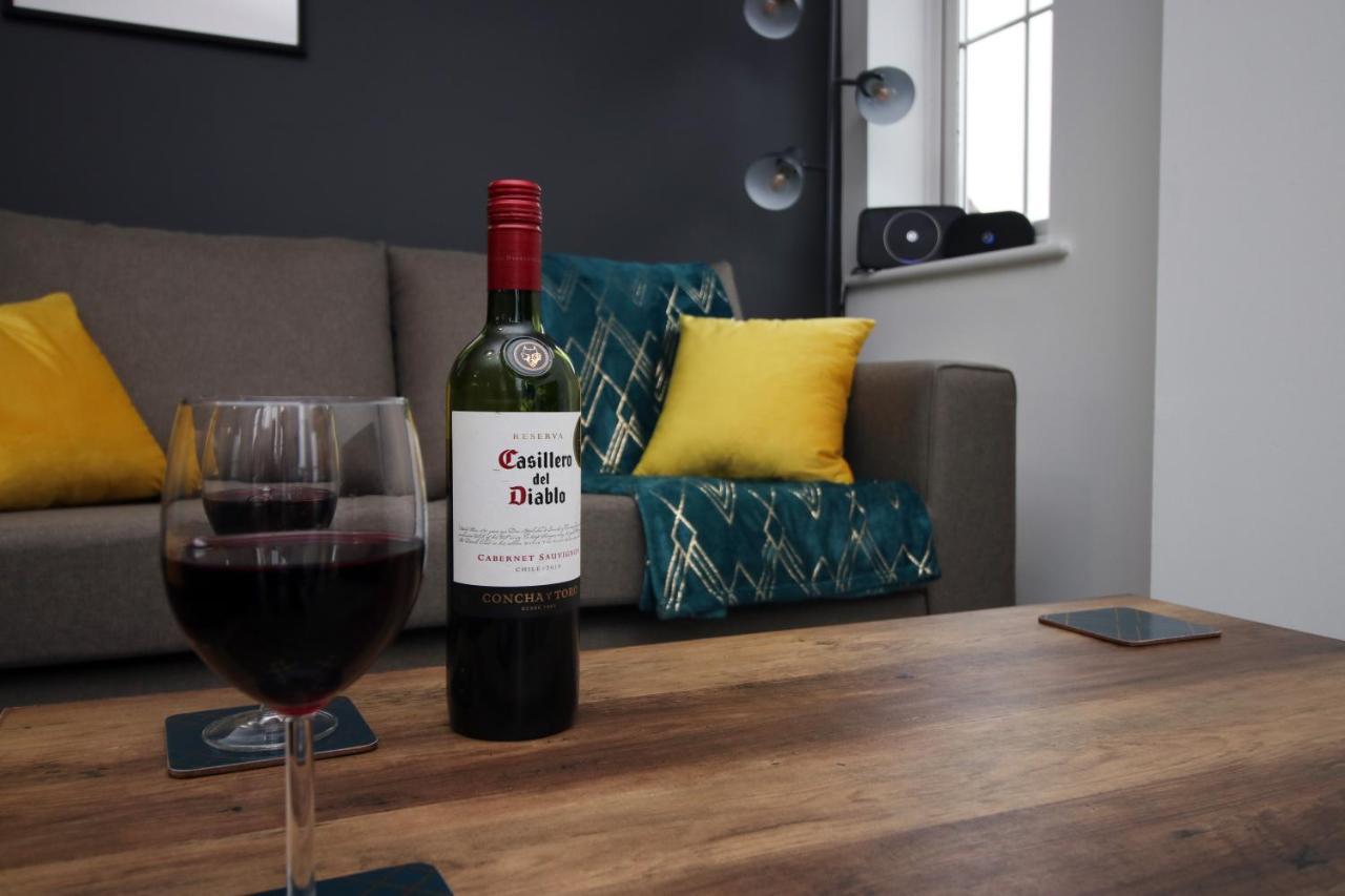 Delft - Spacious Home, High Speed Wi-Fi, Free Parking, Terrace Swindon Buitenkant foto