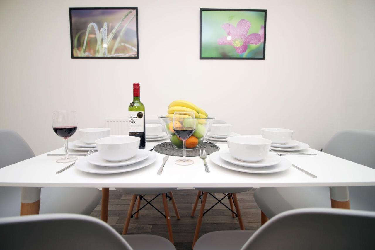 Delft - Spacious Home, High Speed Wi-Fi, Free Parking, Terrace Swindon Buitenkant foto