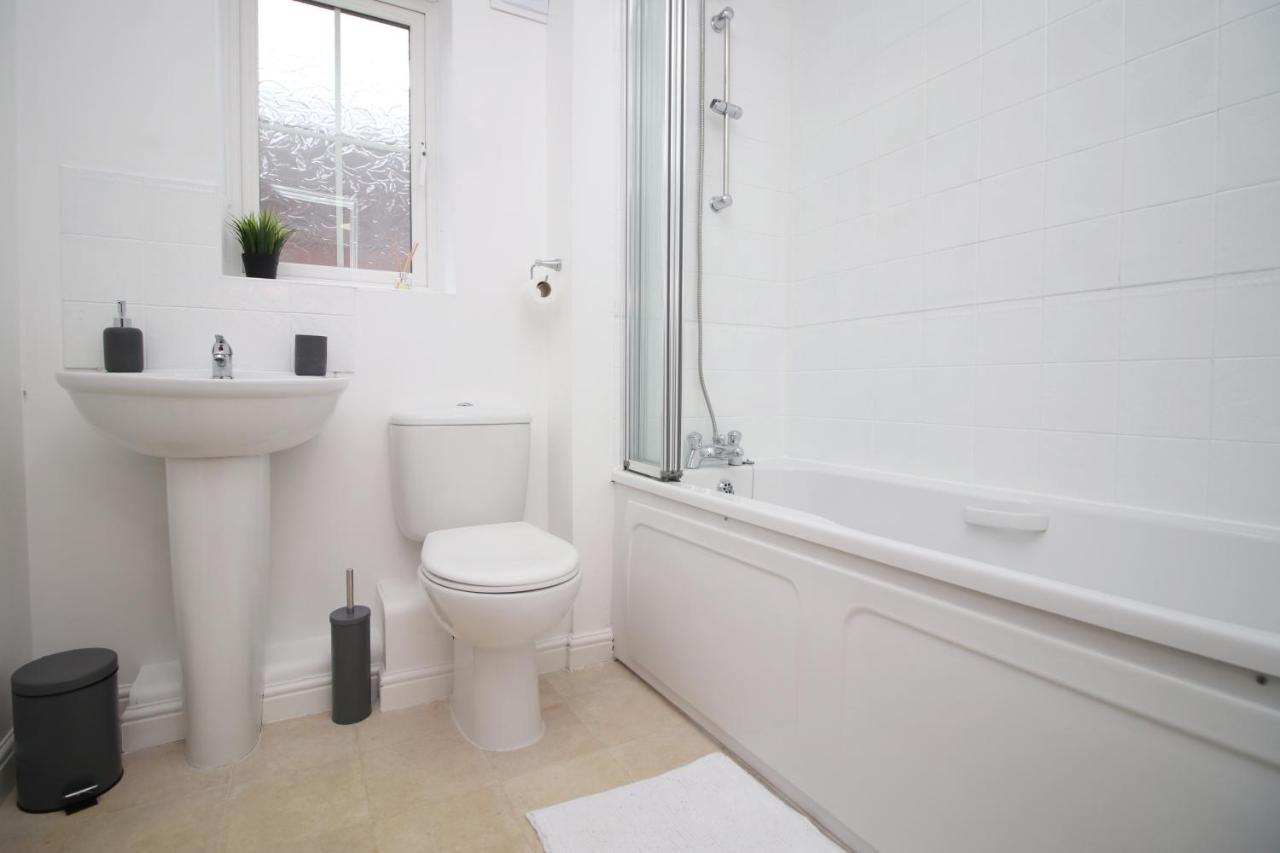 Delft - Spacious Home, High Speed Wi-Fi, Free Parking, Terrace Swindon Buitenkant foto