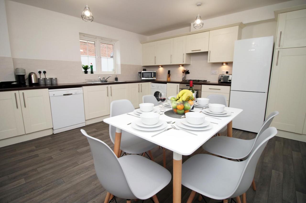 Delft - Spacious Home, High Speed Wi-Fi, Free Parking, Terrace Swindon Buitenkant foto