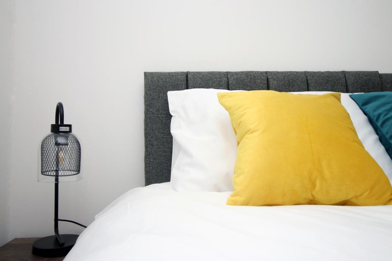 Delft - Spacious Home, High Speed Wi-Fi, Free Parking, Terrace Swindon Buitenkant foto