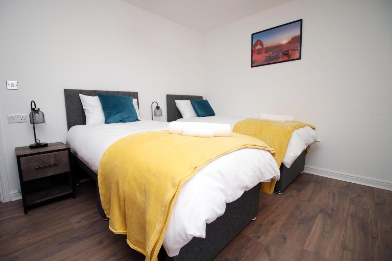 Delft - Spacious Home, High Speed Wi-Fi, Free Parking, Terrace Swindon Buitenkant foto