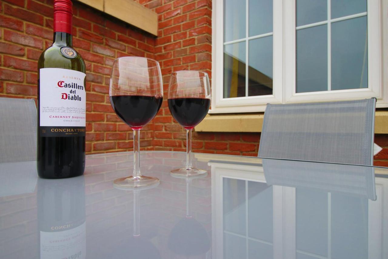 Delft - Spacious Home, High Speed Wi-Fi, Free Parking, Terrace Swindon Buitenkant foto