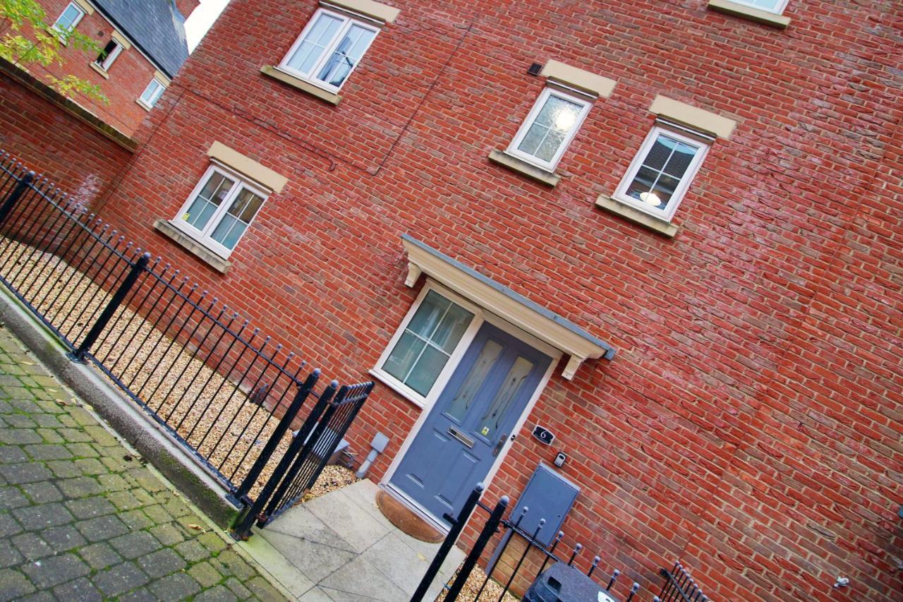 Delft - Spacious Home, High Speed Wi-Fi, Free Parking, Terrace Swindon Buitenkant foto